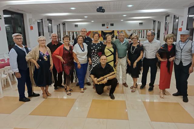 Amics del ball de saló reúne a más de un centenar de personas