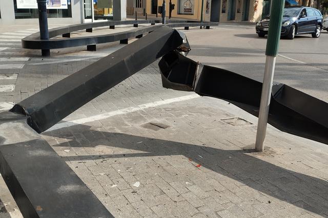 Accident amb fugida a Ontinyent: un vehicle s’estavella a la rotonda de la cruïlla entre l’avinguda Diputació i l’avinguda Almansa