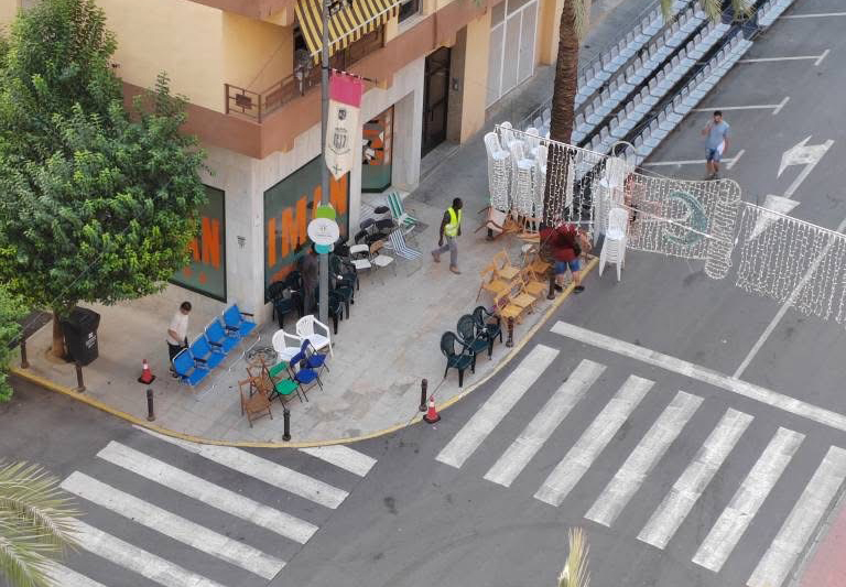 Momento de la retirada de las sillas. Facebook