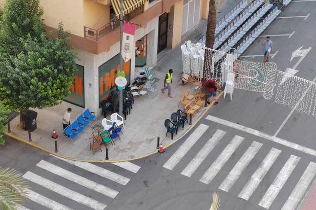 Quejas vecinales por la retirada de sillas particulares para ver la Entrada