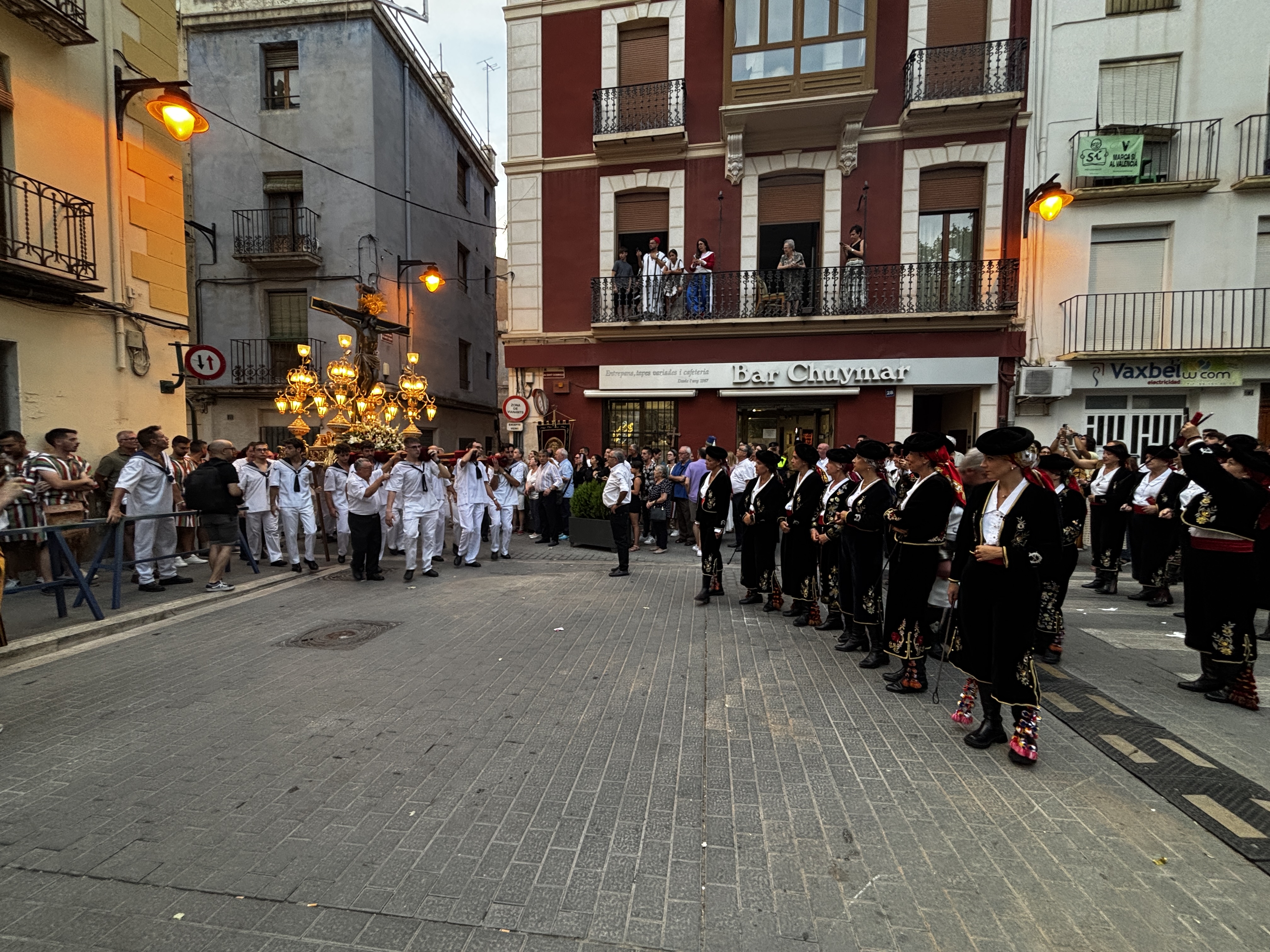 La comparsa Contrabandistas pasa ante el Cristo