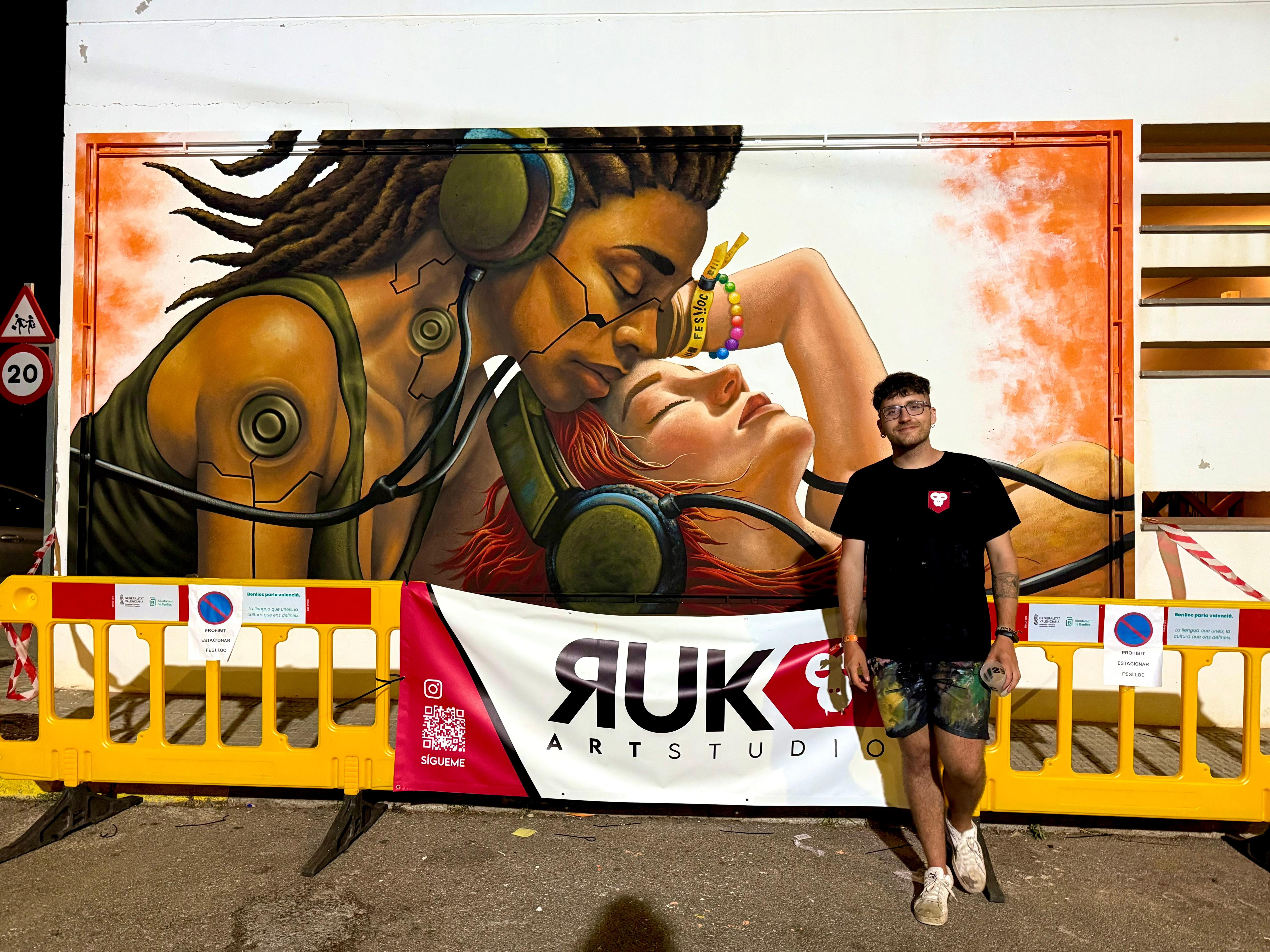RUK ante el mural "Resonància"
