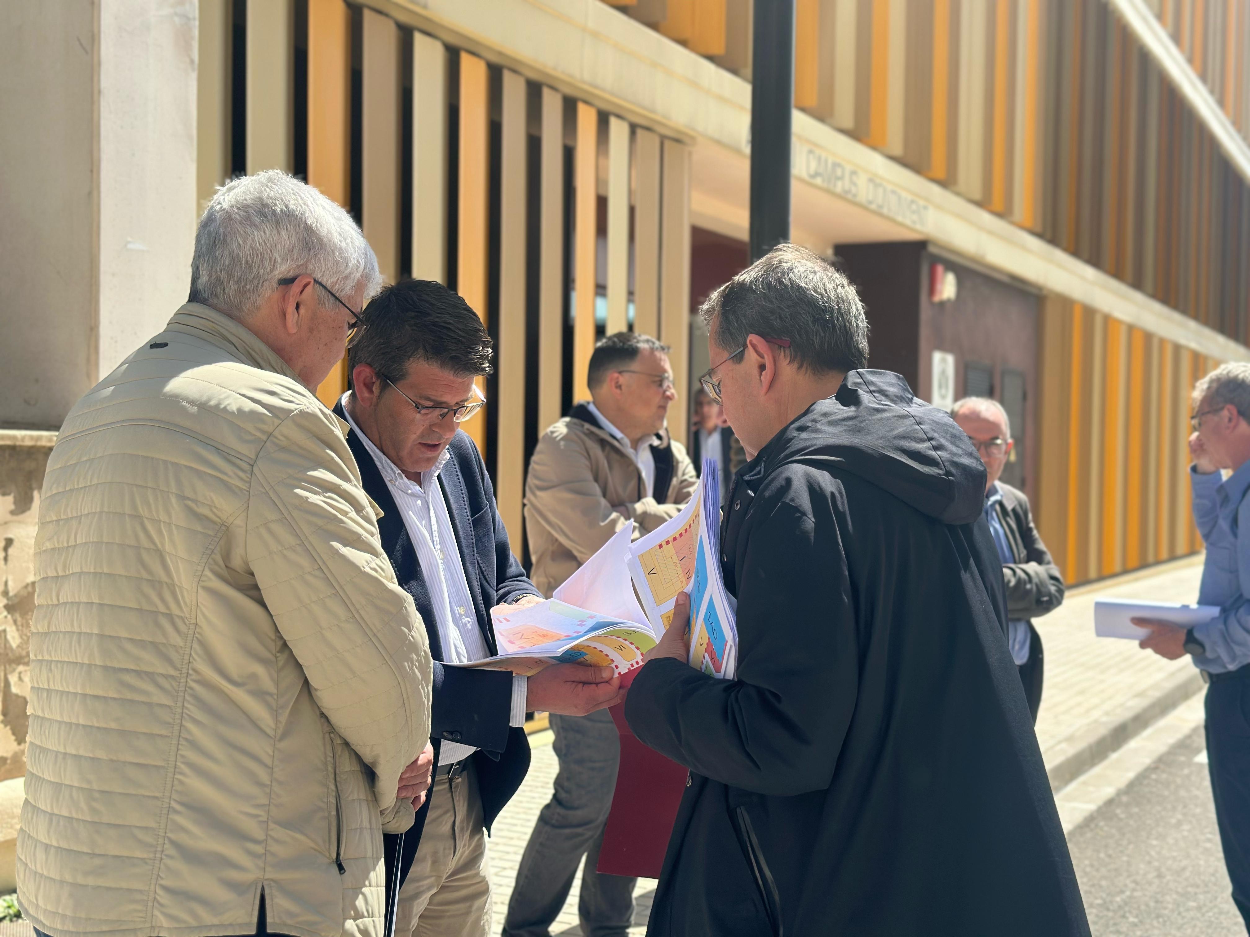 Visita a la parcel·la que acollirà la Facultat de Veterinària a Ontinyent