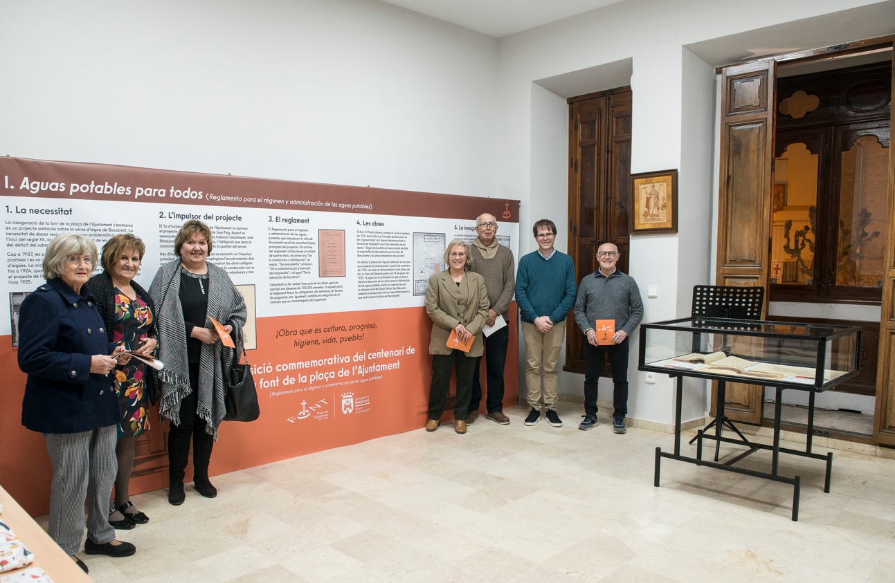 Inauguració de l'exposició sobre el cetenari de la font de la plaça de l'ajuntament