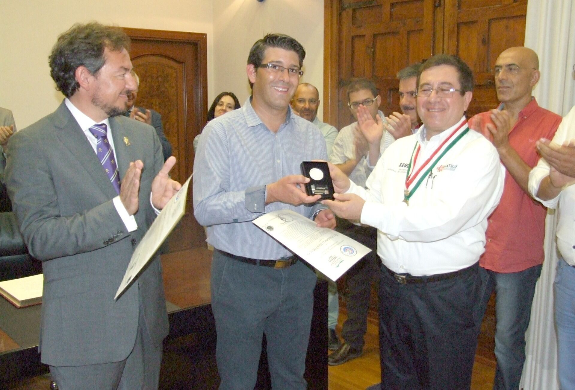 Año 2014, Manuel González Ramírez, cronista de Zacatecas, entrega un detalle a Jorge Rodríguez