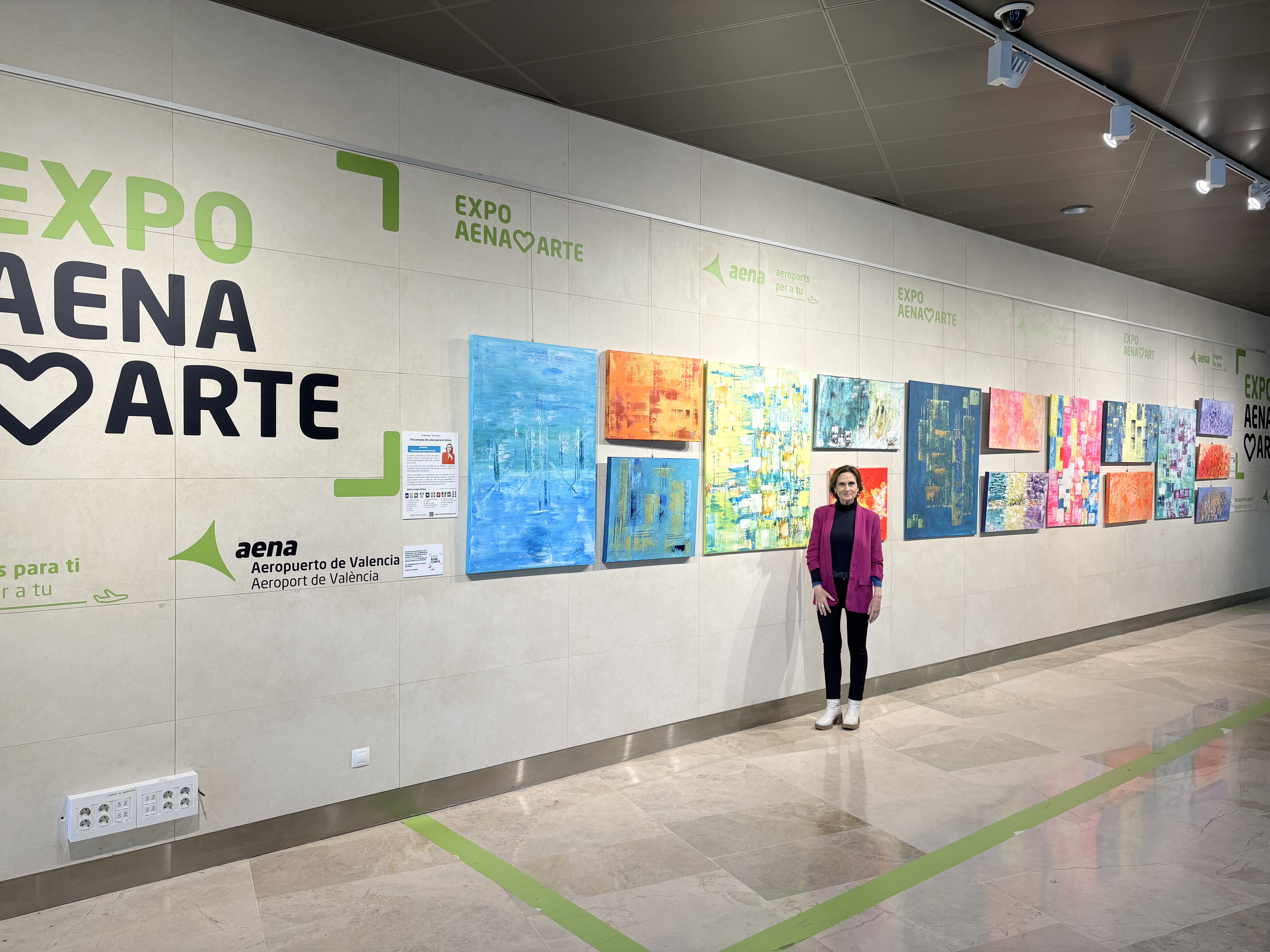 Inma Mompó en el aeropuerto de Valencia