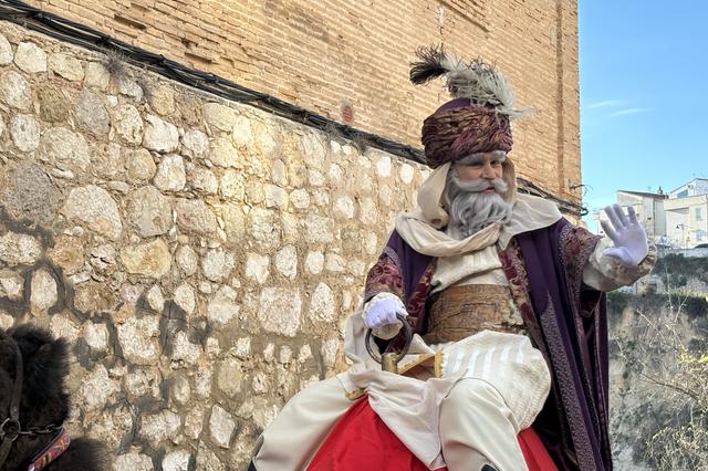 La llegada de Jacobo y los Reyes Magos a Ontinyent, pendiente del cielo