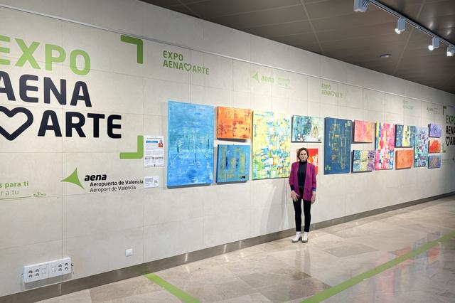 La ontinyentina Inma Mompó expone sus pinturas en el aeropuerto de Valencia 