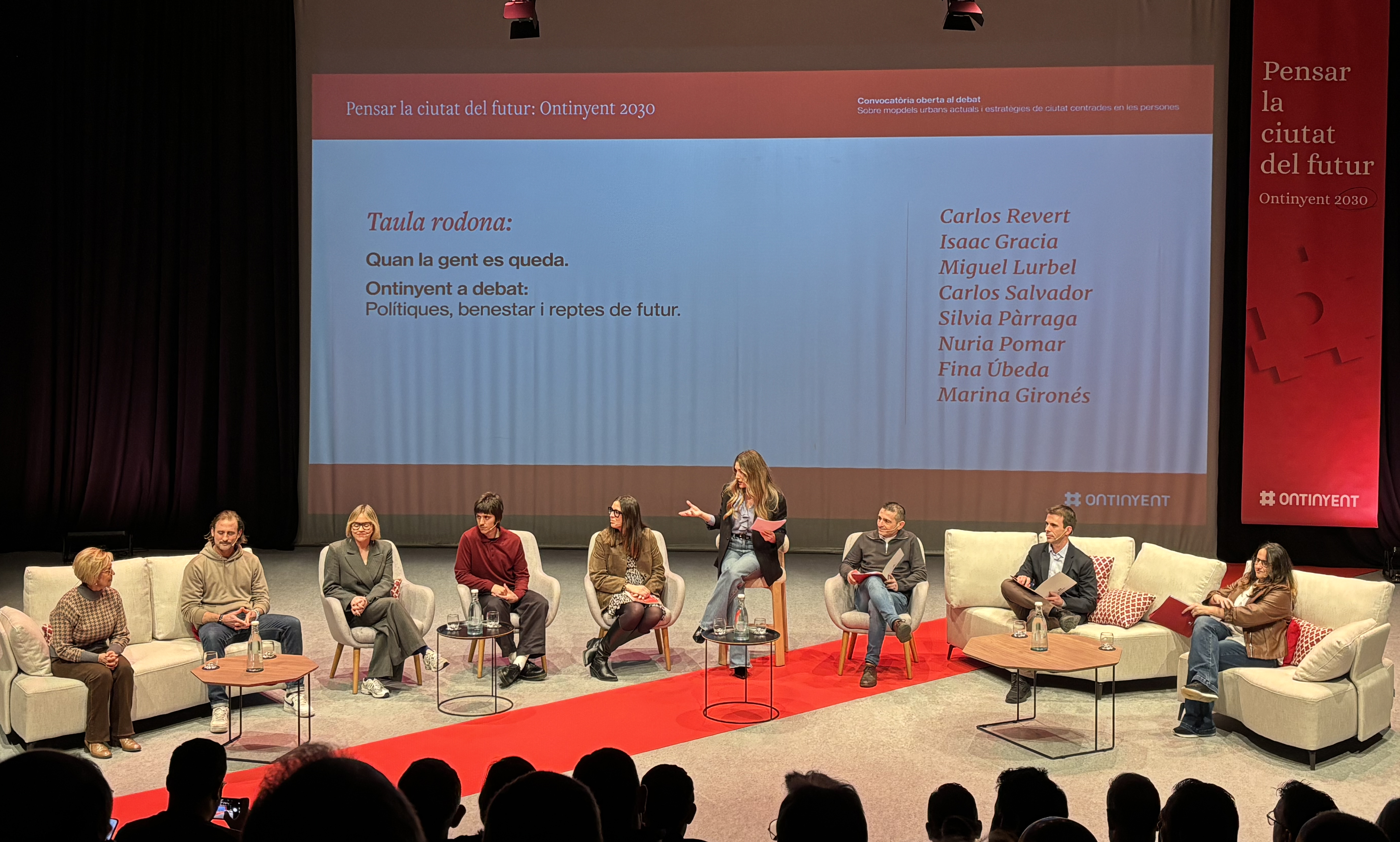 Fina Úbeda, Isaac Gracia, Marina Gironés, Carlos Revert, Nuria Pomar, Miguel Lurbel, Carlos Salvador y Silvia Pàrraga junto a la periodista Àlex Blanquer, situada en el centro del debate. 