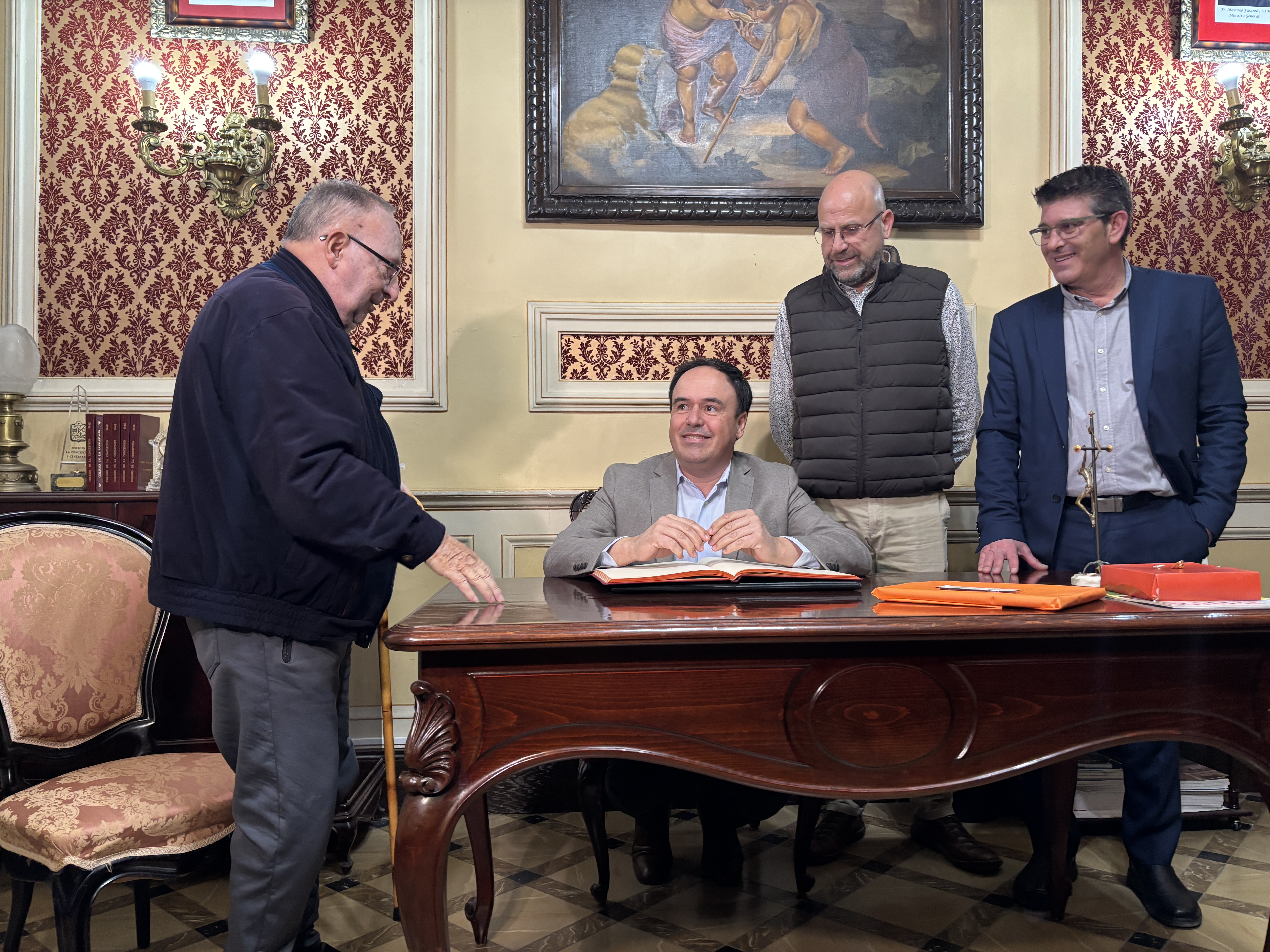 Pérez Llorca durante su visita al colegio La Concepción de Ontinyent