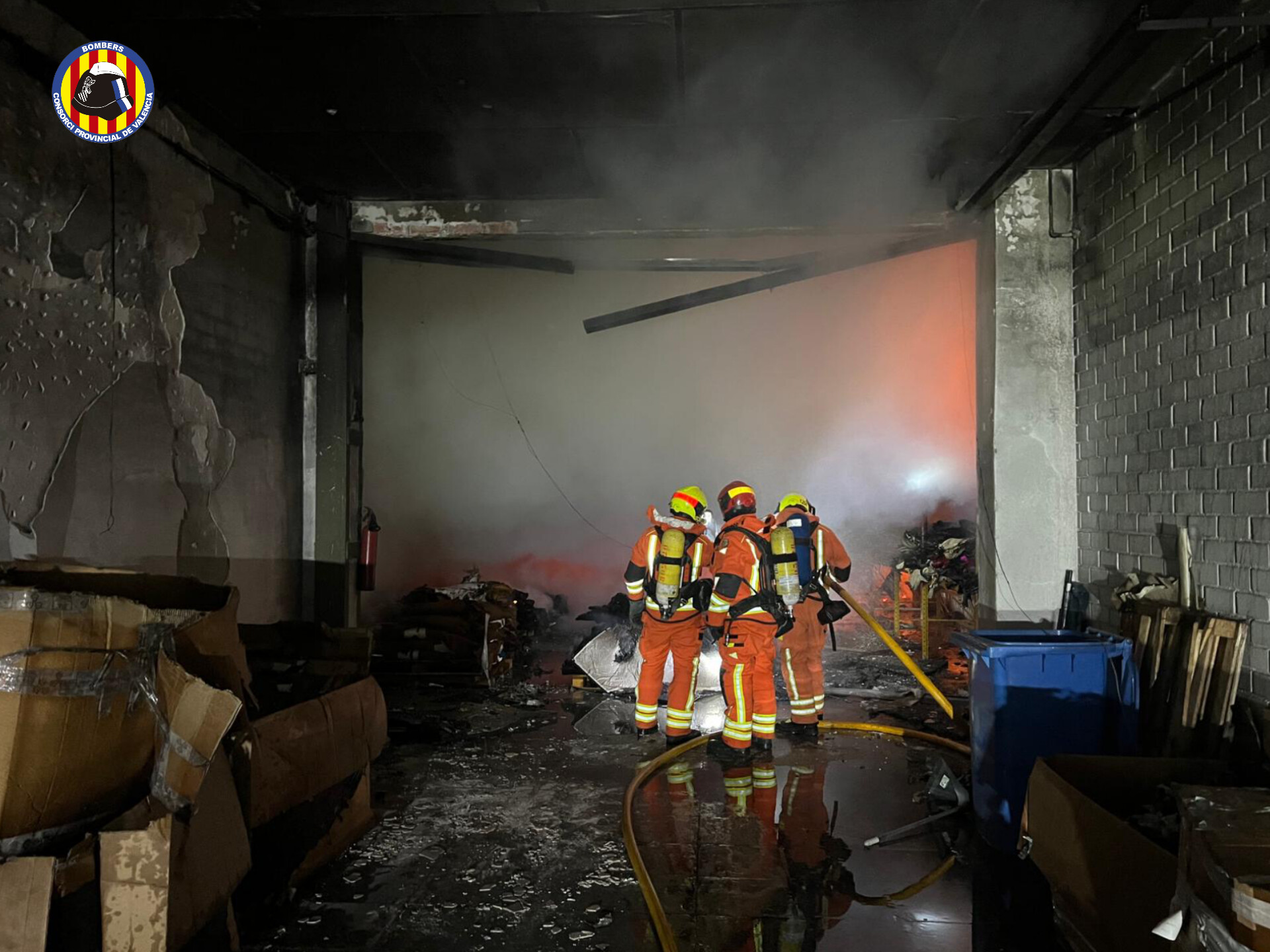 Los bomberos, en la extinción del incendio
