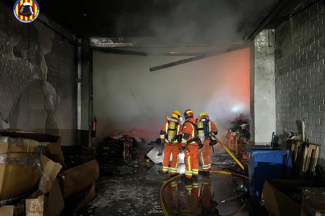 Incendi a una nau industrial d'Ontinyent