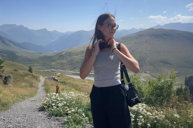 L’ontinyentina Melisa Cojocariu Prutean presenta el seu llibre "Por un para siempre"