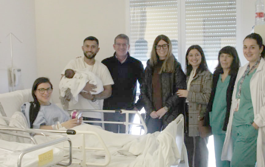 El primer bebé nacido en Ontinyent y su familia recibía la visita del alcalde 