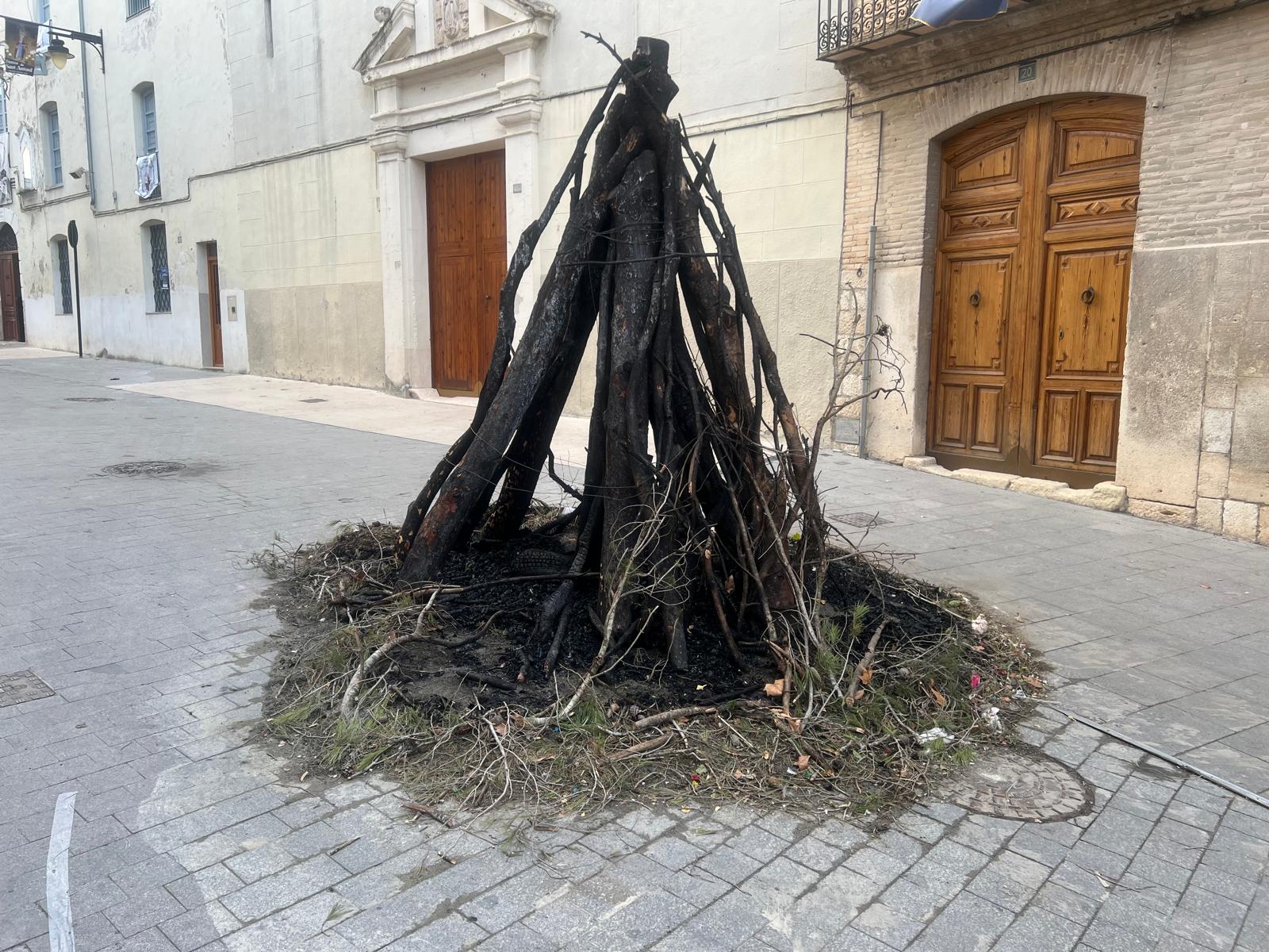 La foguera, cremada. Foto: Javi Micó