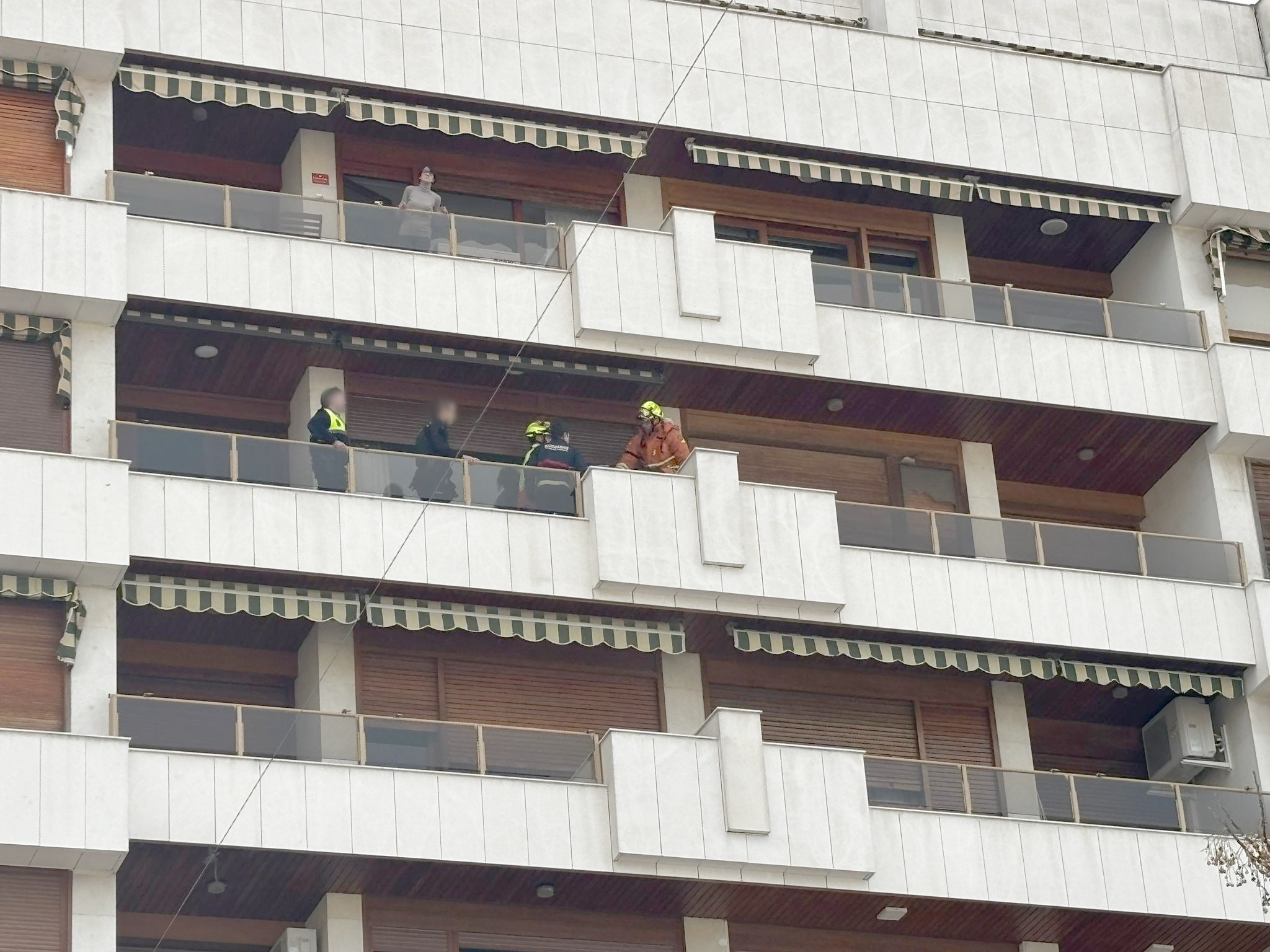 Efectius de la Policia i bombers, durant el rescat