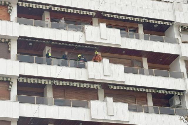 Bomberos de Ontinyent rescatan a un hombre que había caído en su casa