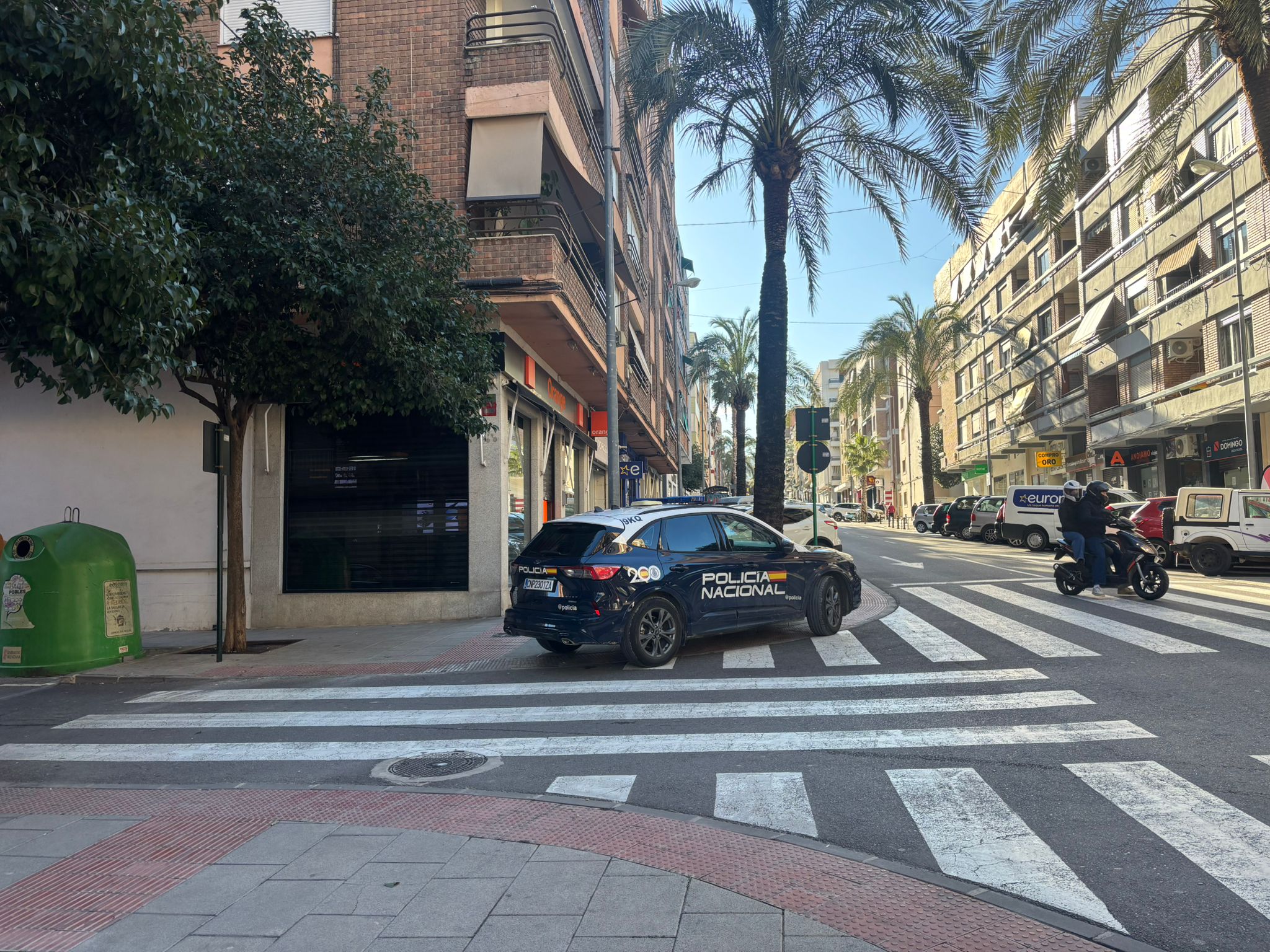 Cotxe de la Policia Nacional, als exteriors de la tenda