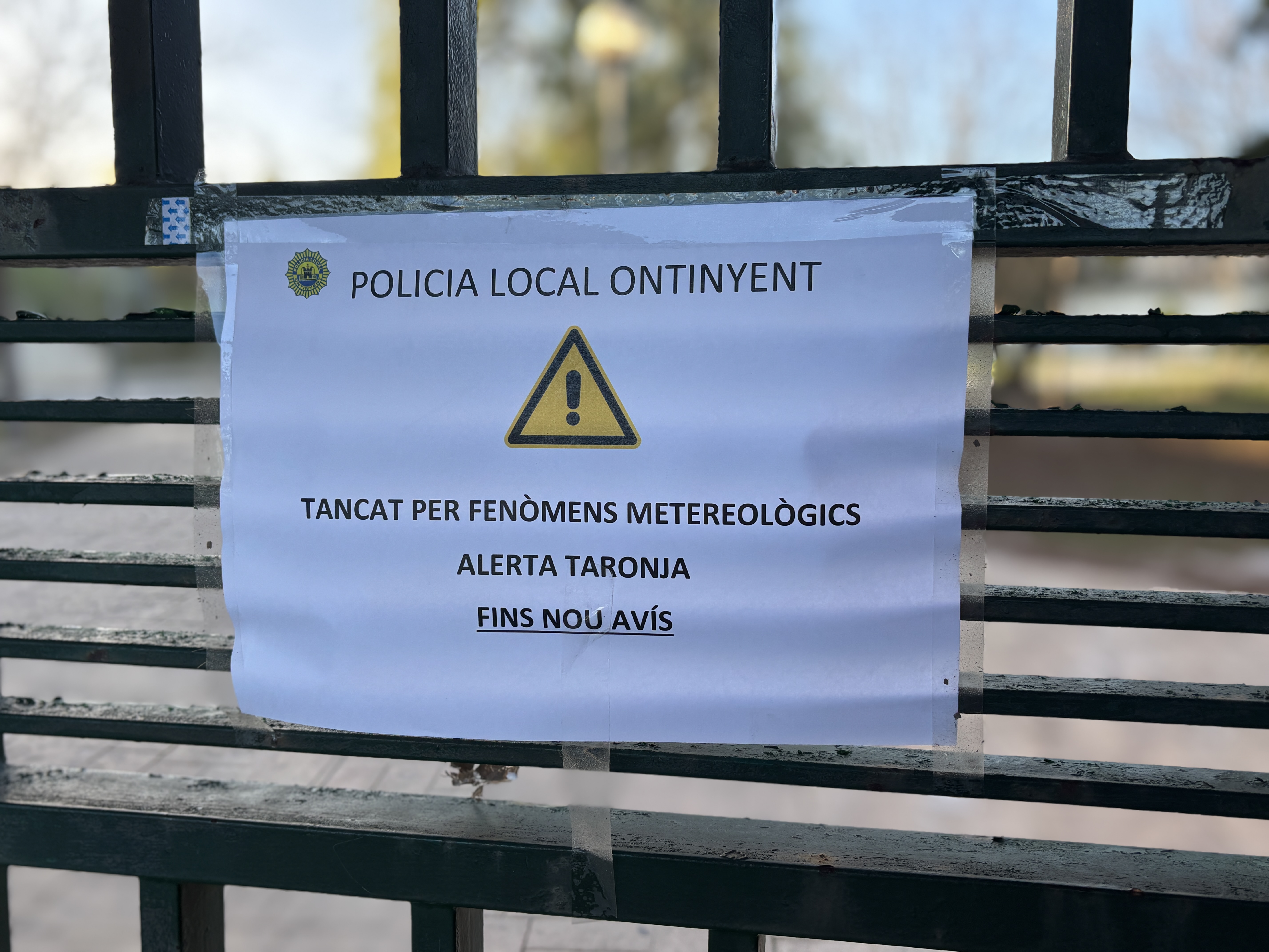 Cartel que anuncia el cierre del polideportivo de Ontinyent