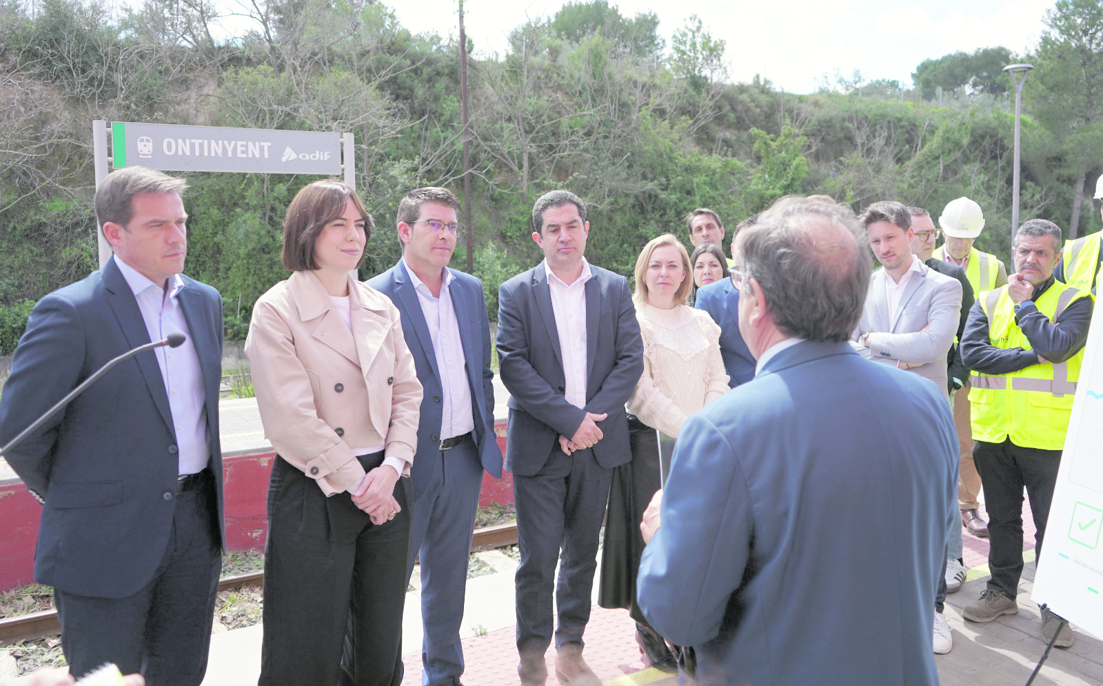 Visita de Morant al inicio de las obras del tren
