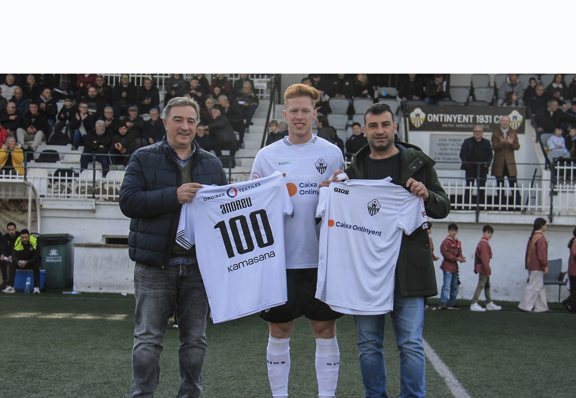 Andreu Serrano con la camiseta conmemorativa de su centenario como blanquinegro