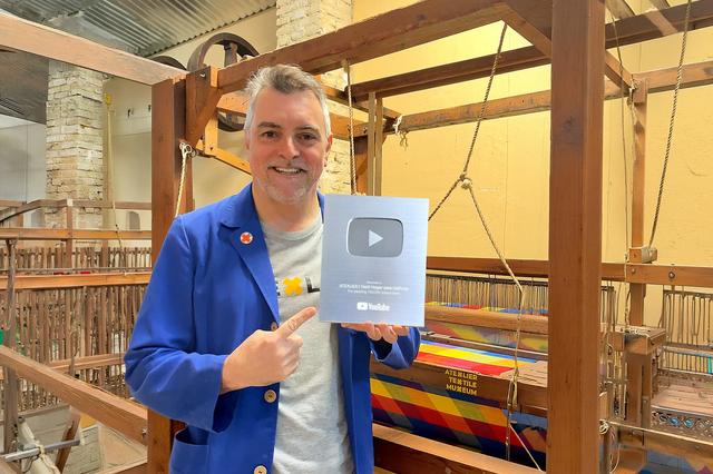 ATEXLIER, placa de plata de YouTube por los 100.000 suscriptores