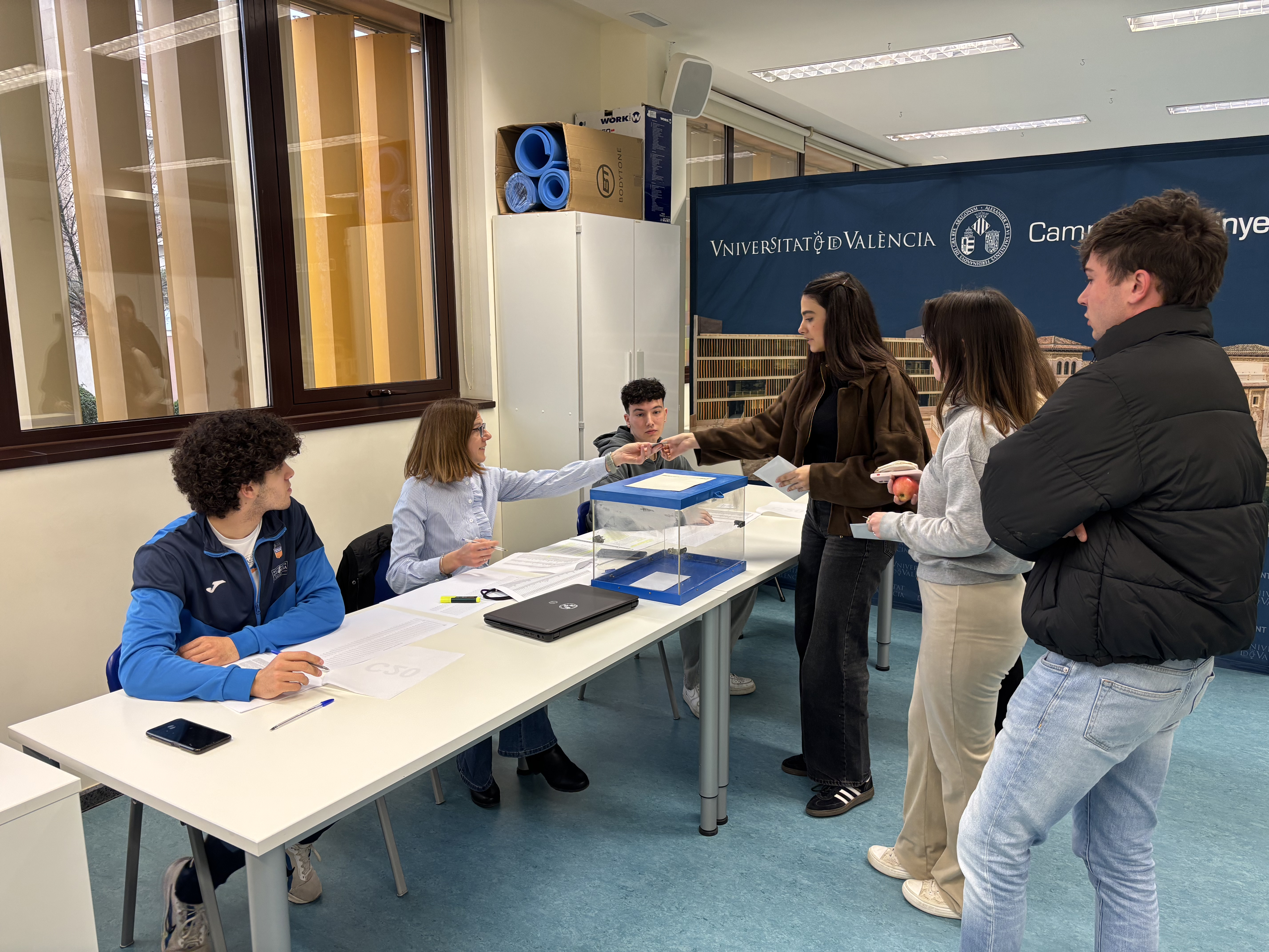 Mesa electoral en el Campus Ontinyent