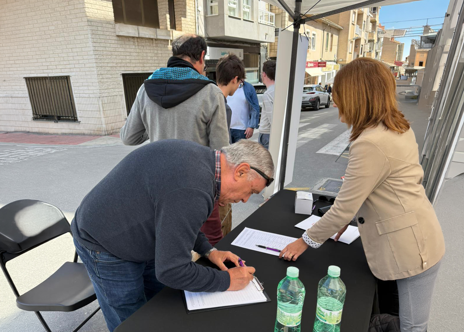 Recogida de firmas en l'Olleria