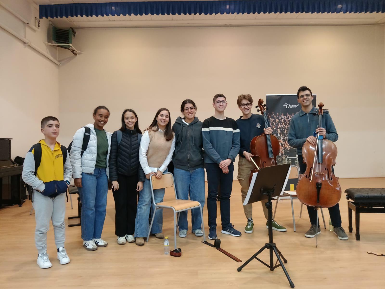 El violonchelista Carlos Vidal junto al alumnado del Conservatorio Profesional de Música Josep Melcior Gomis