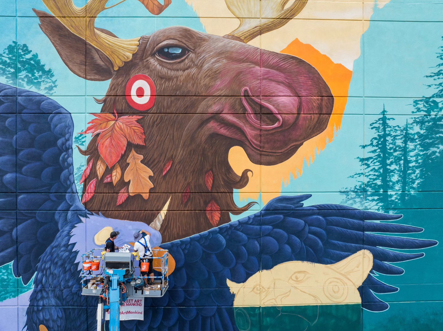 Dulk y Toni Espinar, durante la creación del mural en Houston