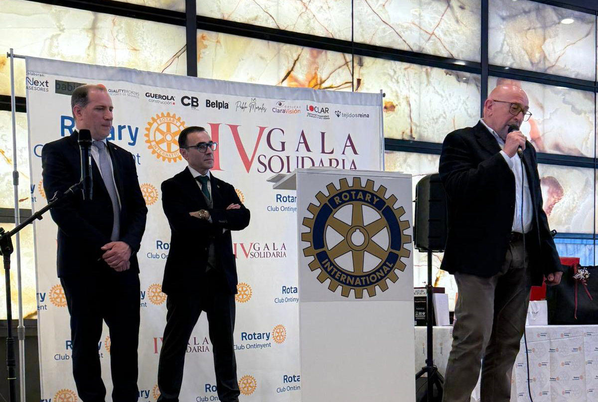 Vicente Pérez durante la gala, junto a Luis Cambra y Fausto Revert