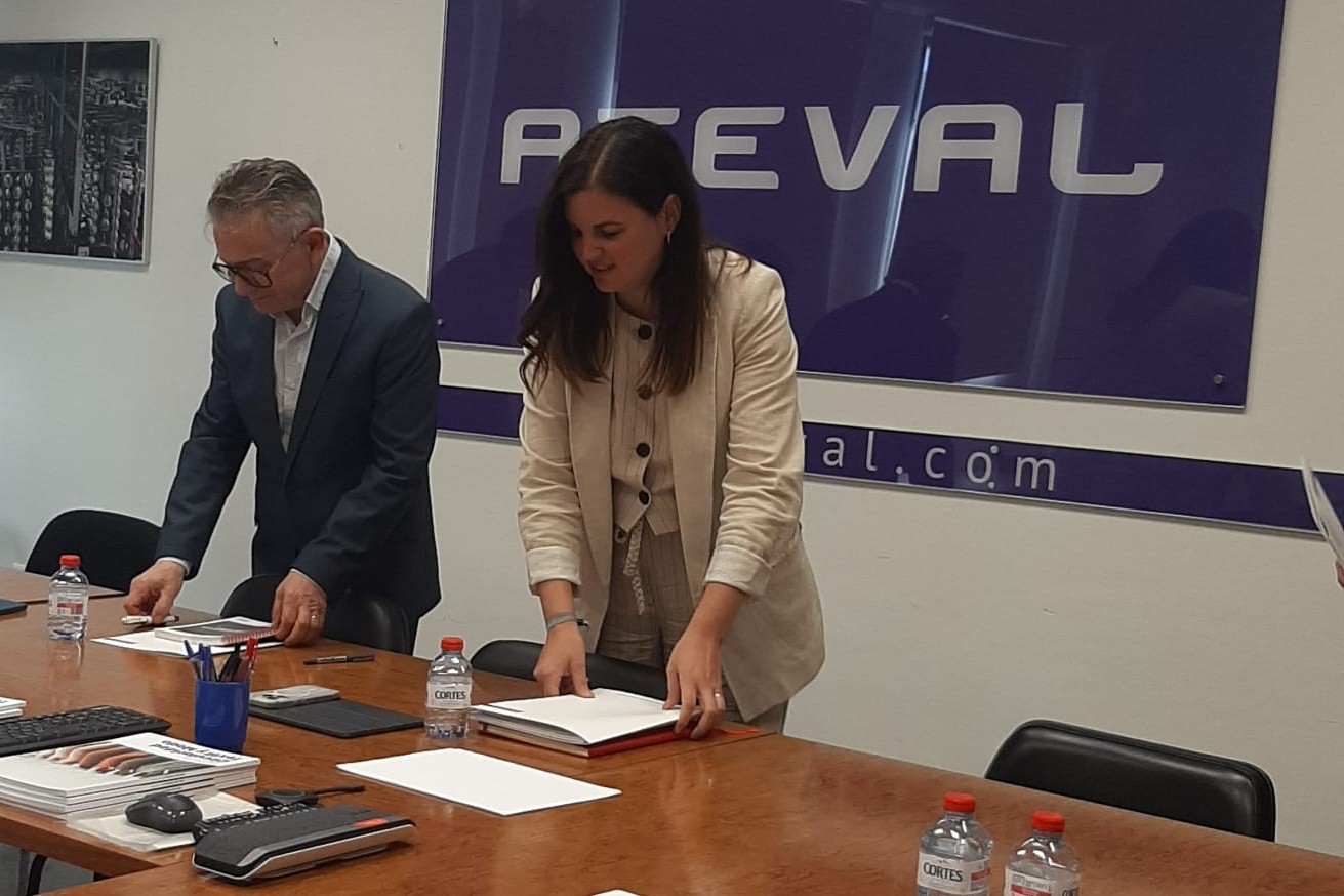 Foto: L’eurodiputada Sandra Gómez durant la trobada amb ATEVAL