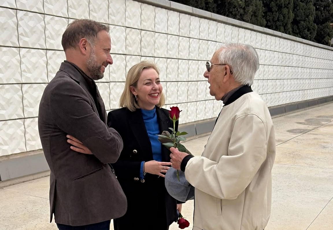  Natàlia Enguix i Àlex Borrell junt a Rafael Mollà, fill de Juan Mollà