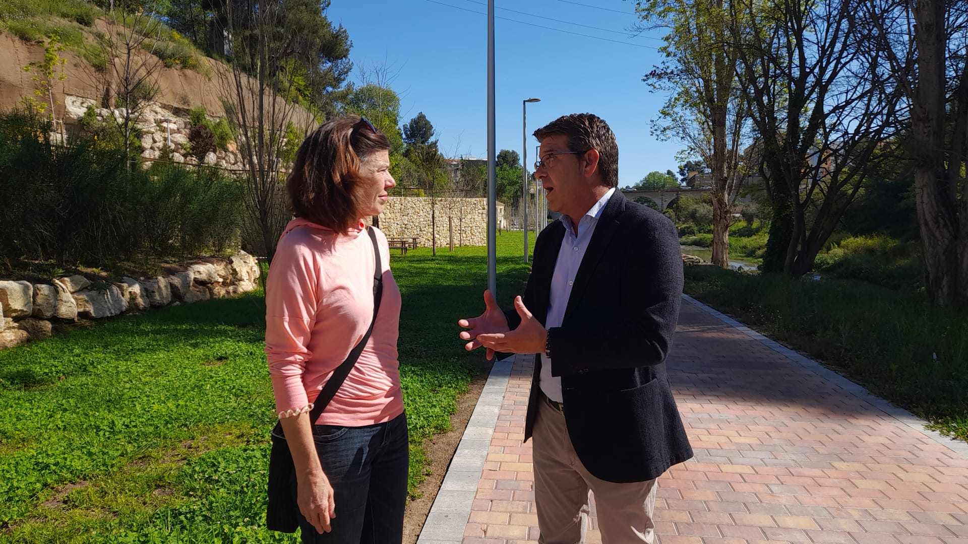 Jorge Rodríguez con una trabajadora de la televisión pública alemana ARD